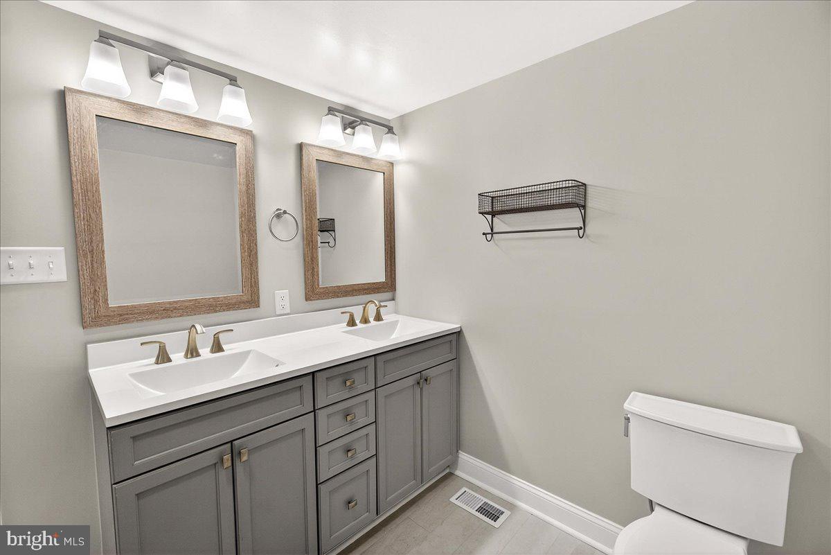 2702 Canada Hill Road Myersville, MD 21773 - Photo 20 of 57 Main level full bath