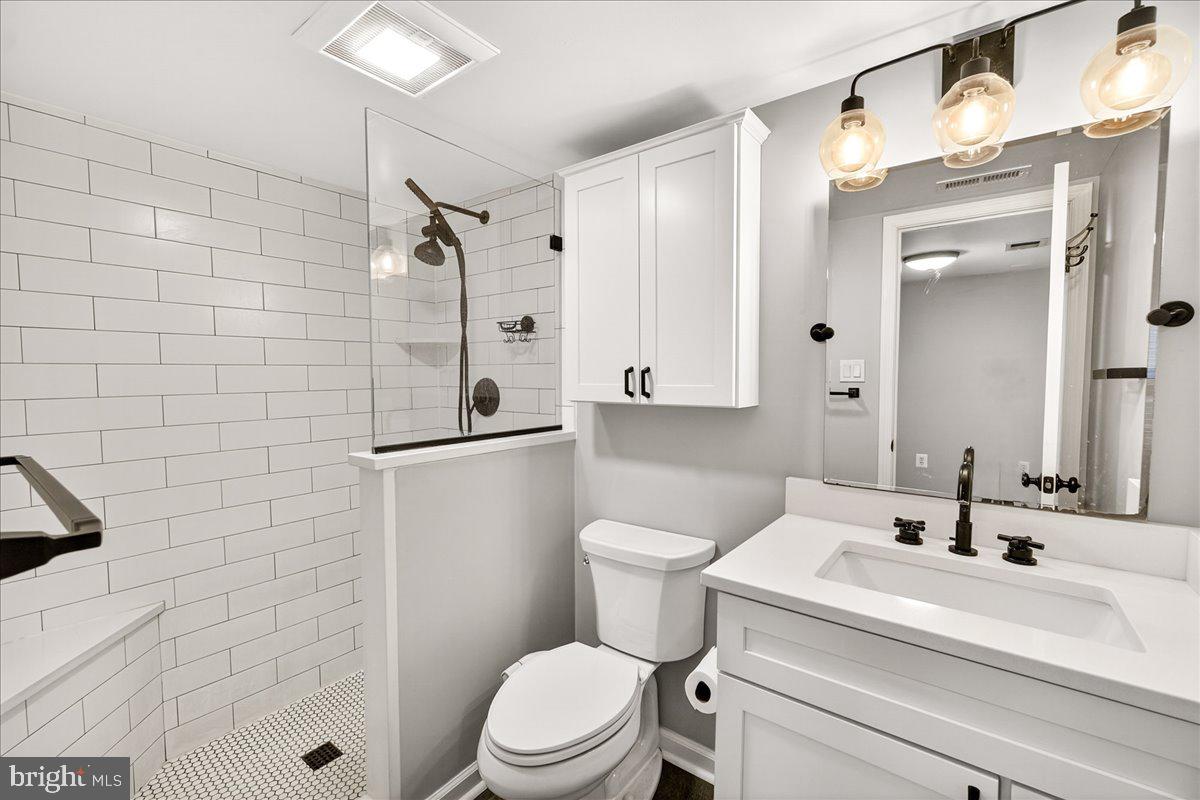 2702 Canada Hill Road Myersville, MD 21773 - Photo 28 of 57 Primary full bath