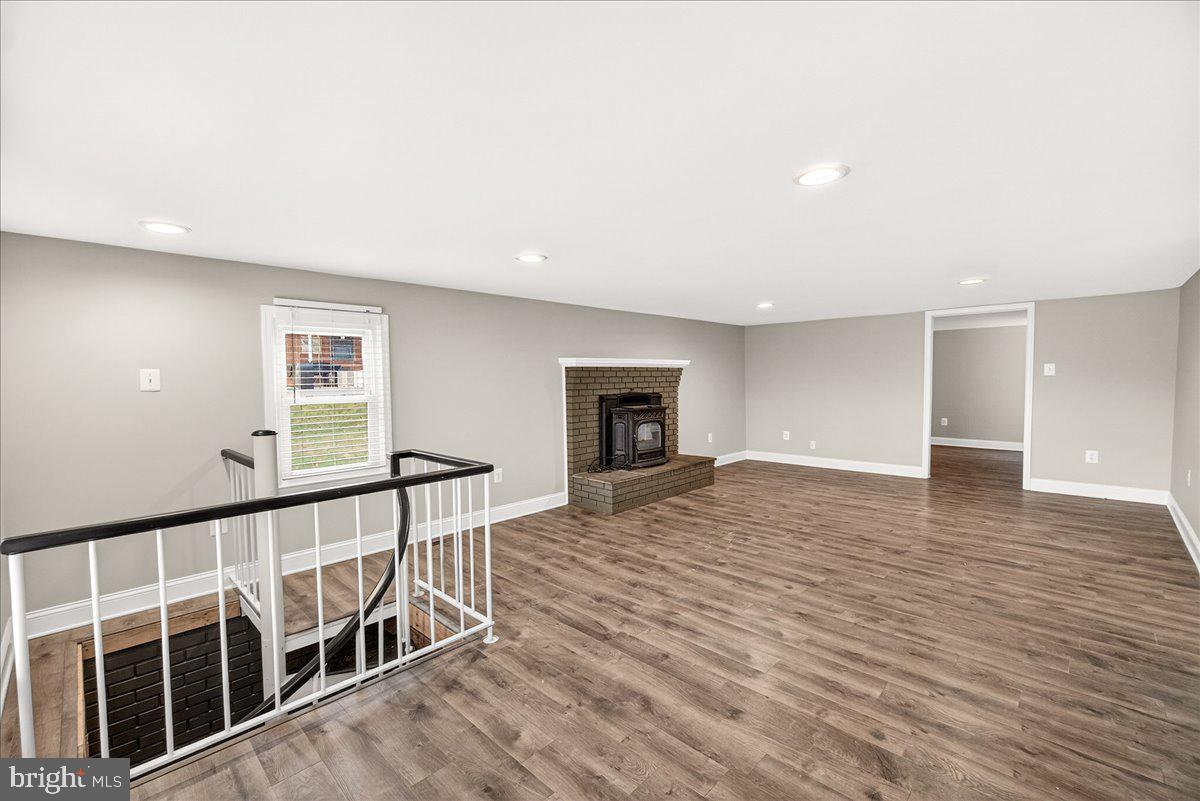 2702 Canada Hill Road Myersville, MD 21773 - Photo 6 of 57 Living room