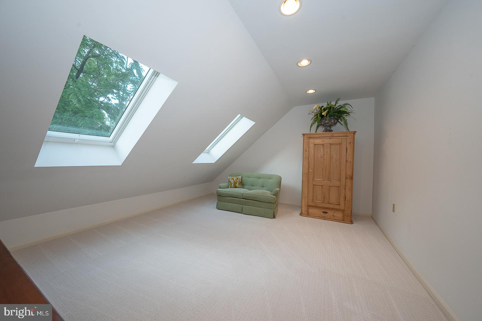 431 Waynesbrooke Road Berwyn, PA 19312 - Photo 33 of 63 an empty room with windows and flowers