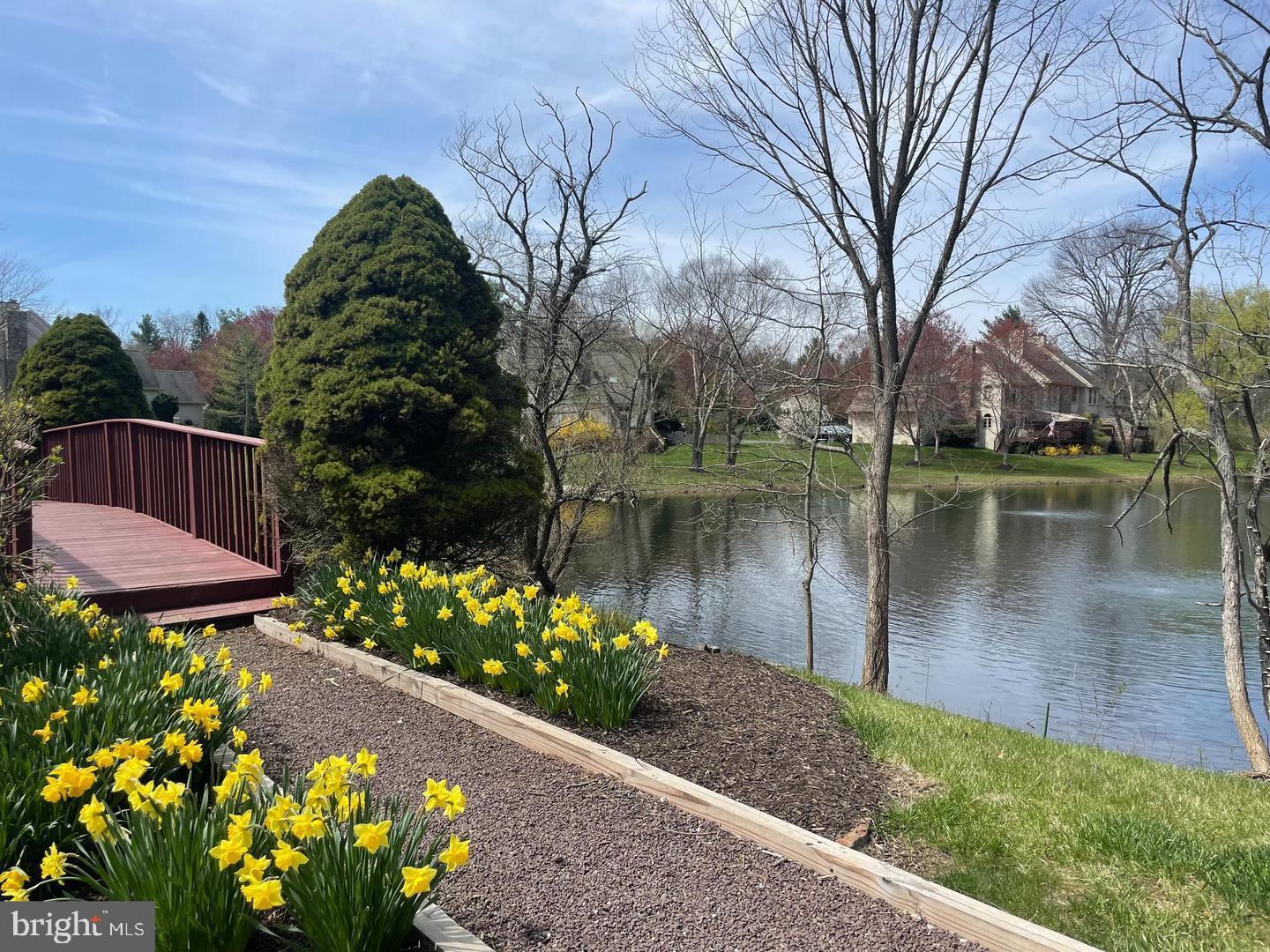 431 Waynesbrooke Road Berwyn, PA 19312 - Photo 61 of 63 a view of a garden with a bench