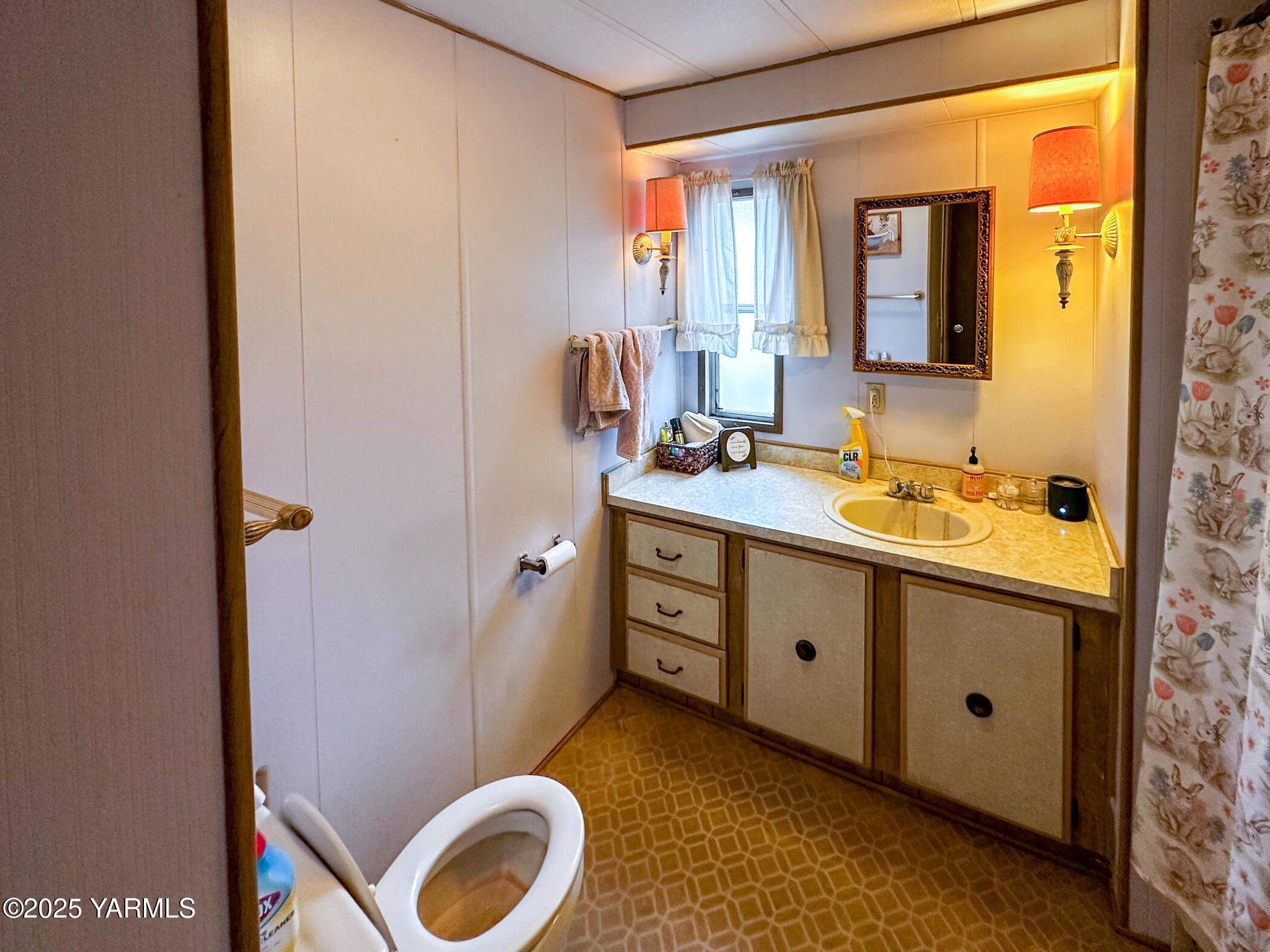 10 Wiland Heights Road Selah, WA 98942 - Photo 13 of 16 a bathroom with a sink and a mirror