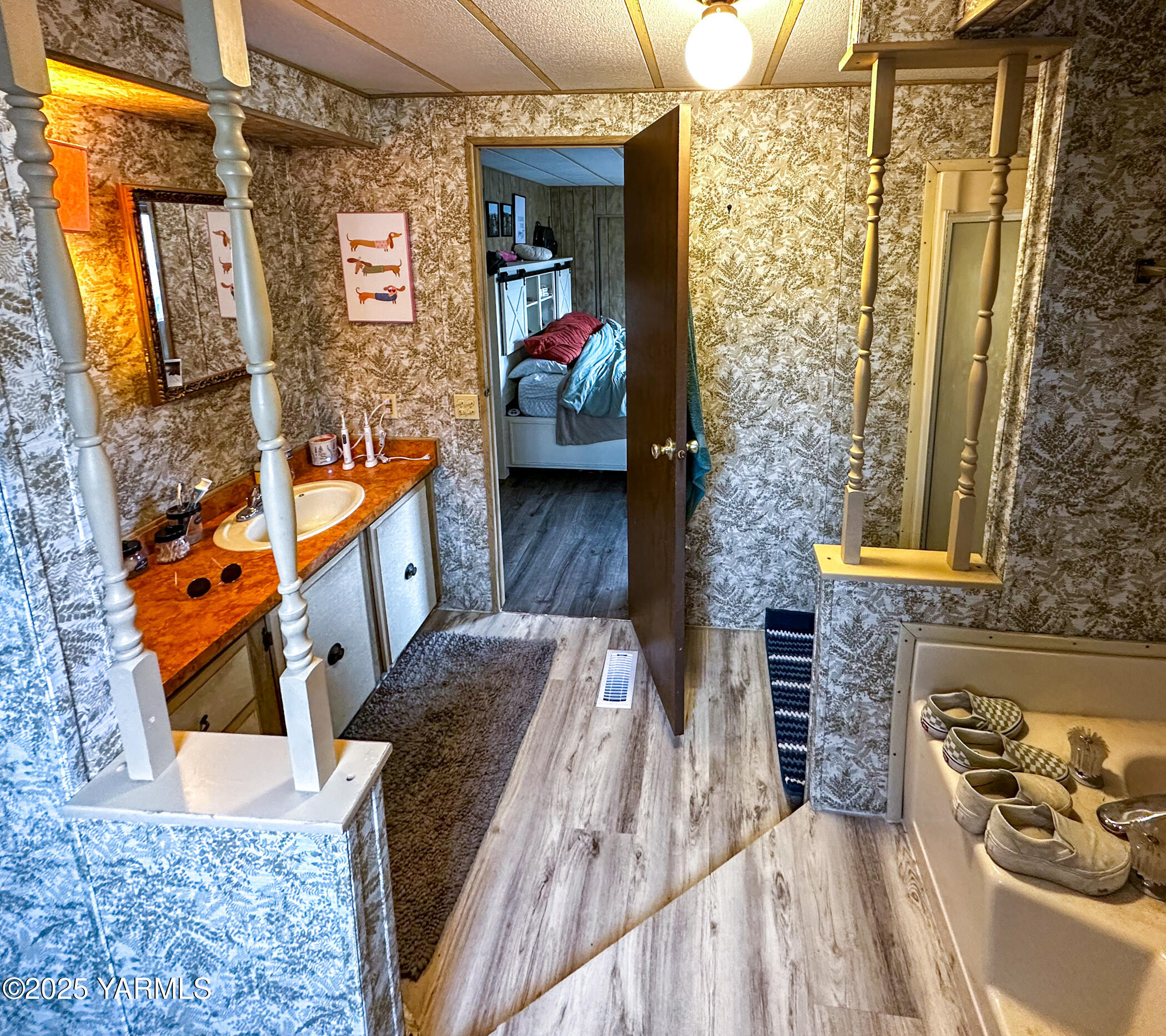 10 Wiland Heights Road Selah, WA 98942 - Photo 14 of 16 a view of living room with furniture and a window