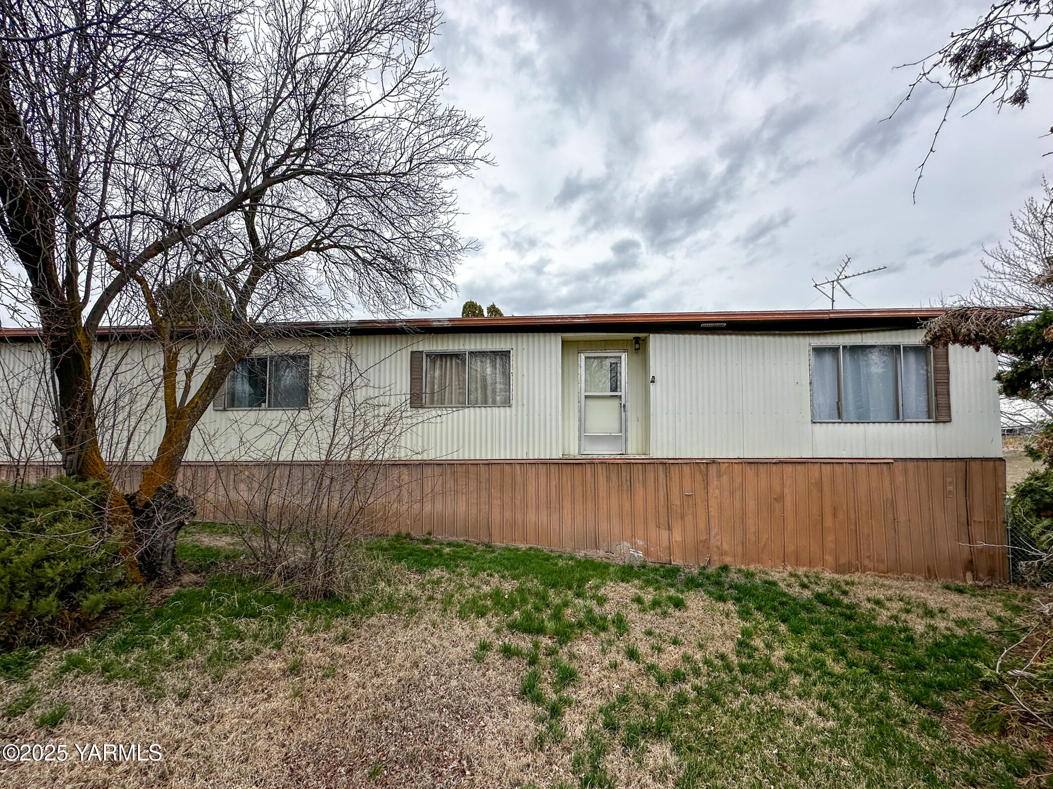 10 Wiland Heights Road Selah, WA 98942 - Photo 2 of 16 a front view of a house with garden