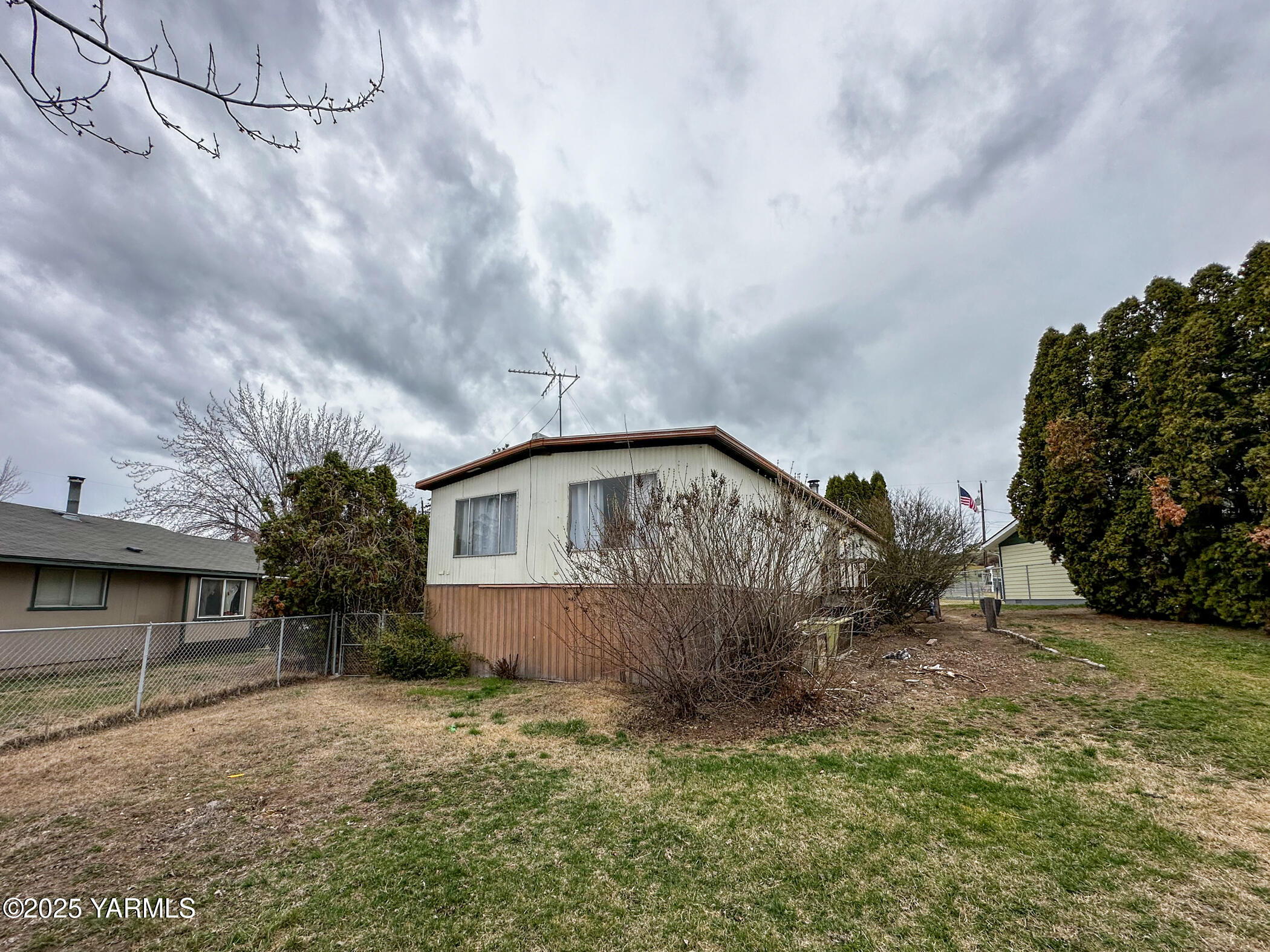 10 Wiland Heights Road Selah, WA 98942 - Photo 3 of 16 a front view of a house with garden