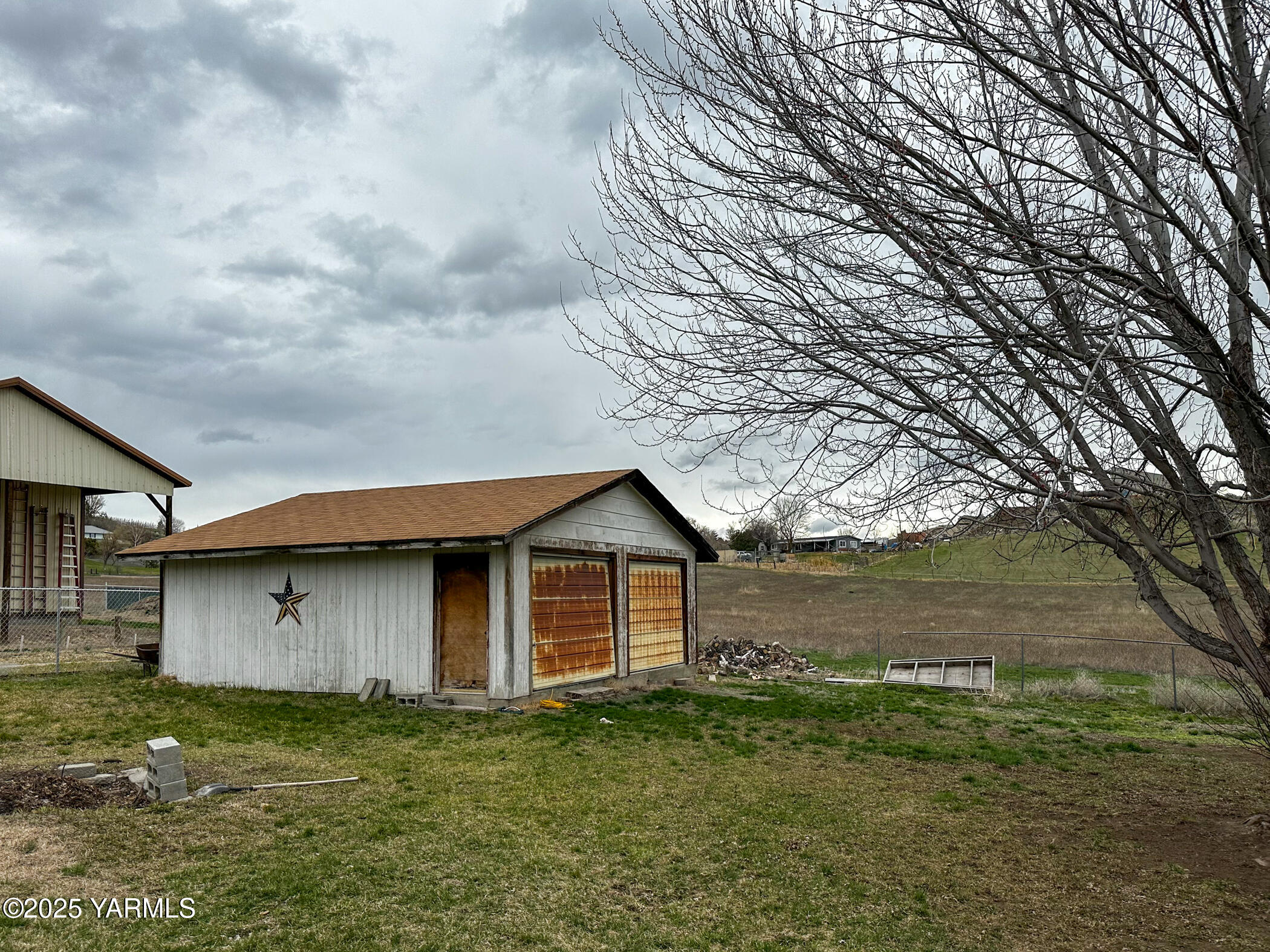 10 Wiland Heights Road Selah, WA 98942 - Photo 4 of 16 a backyard of a house with lots of green space