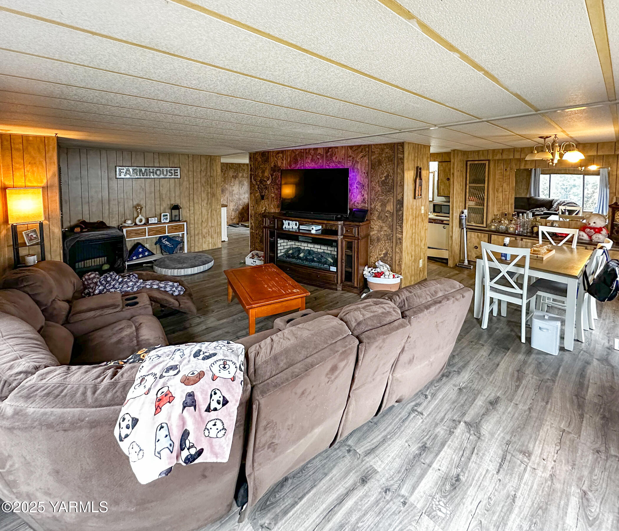 10 Wiland Heights Road Selah, WA 98942 - Photo 5 of 16 a living room with furniture and a flat screen tv