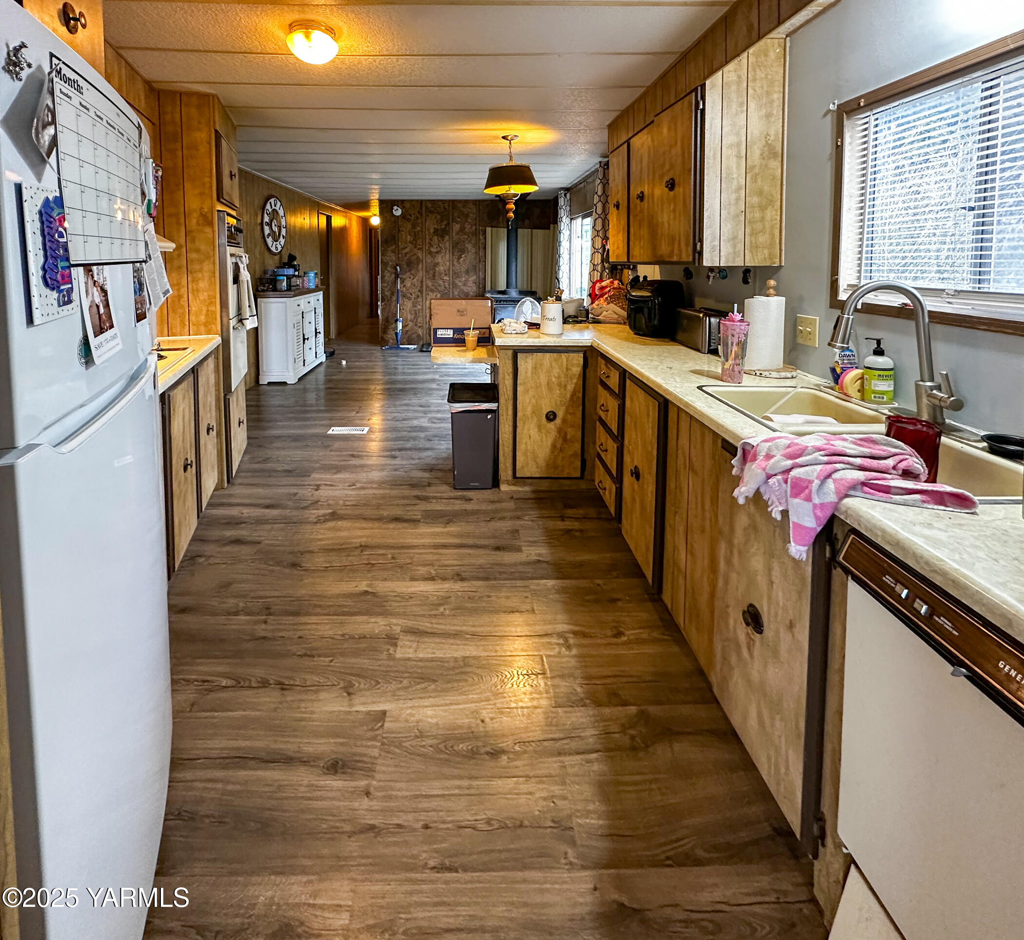 10 Wiland Heights Road Selah, WA 98942 - Photo 7 of 16 a kitchen with lots of counter top space