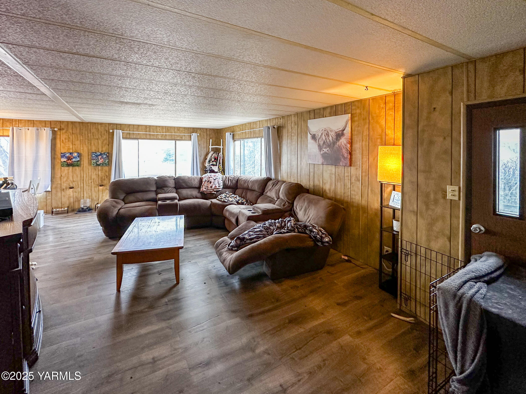 10 Wiland Heights Road Selah, WA 98942 - Photo 8 of 16 a living room with furniture window and wooden floor