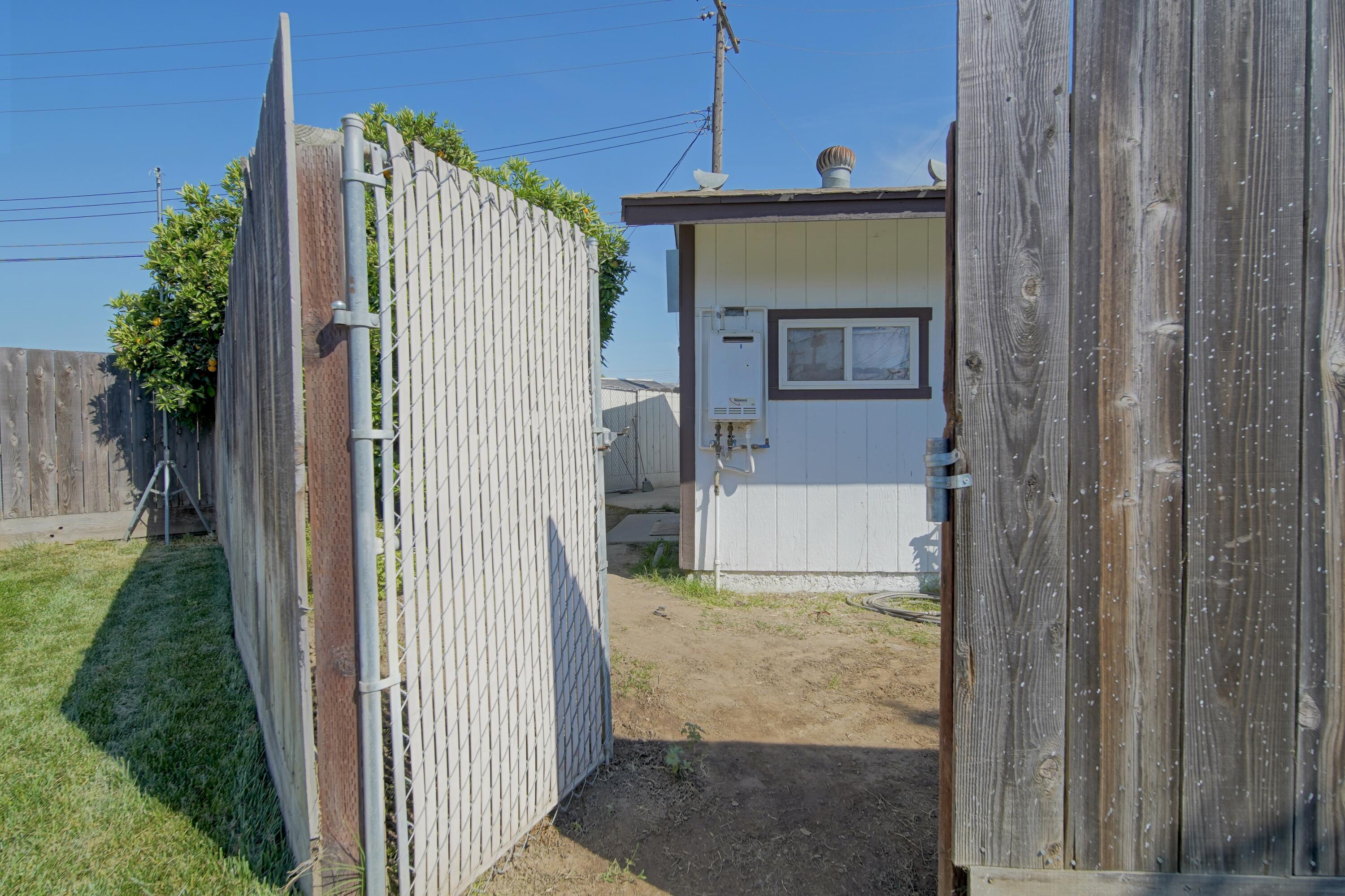 113 Bryant Court Exeter, CA 93221 - Photo 33 of 41 Gate between main home and ADU