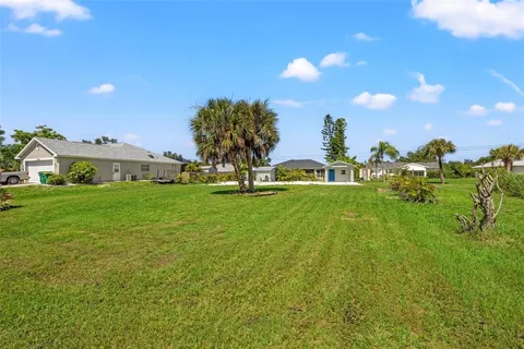 a view of an house with a yard