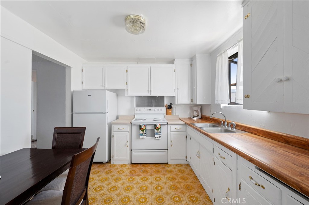 28074 Waterman Road Barstow, CA 92311 - Photo 16 of 25 a kitchen that has a sink and a stove in it