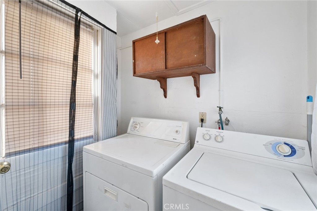 28074 Waterman Road Barstow, CA 92311 - Photo 18 of 25 a utility room with dryer and washer