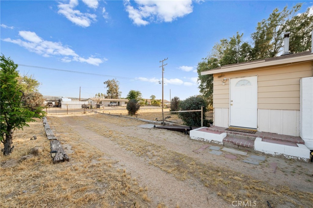 28074 Waterman Road Barstow, CA 92311 - Photo 10 of 25 a view of a terrace