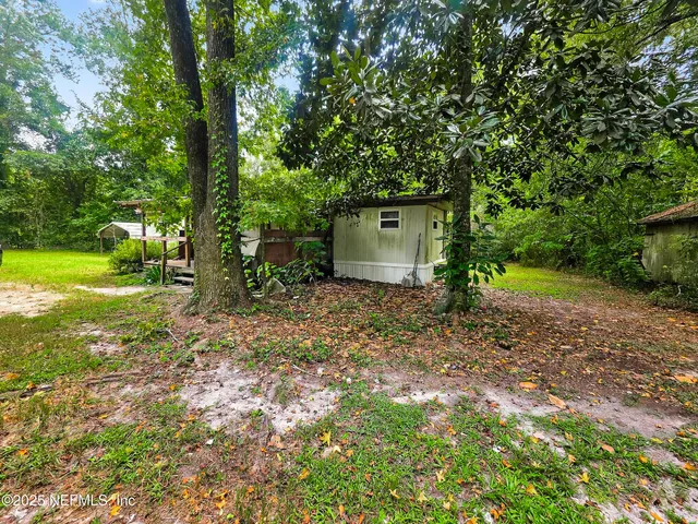 a view of a backyard