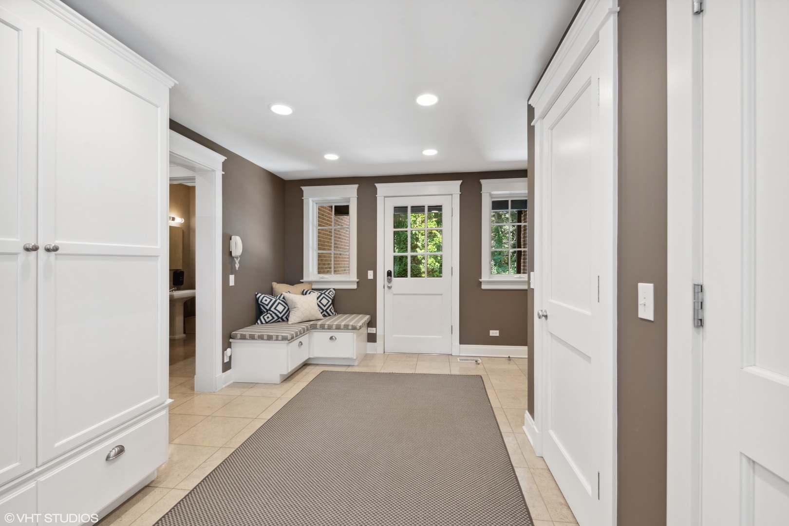 520 Forest Cove Road Lake Bluff, IL 60044 - Photo 17 of 48 a living room with furniture and a large window