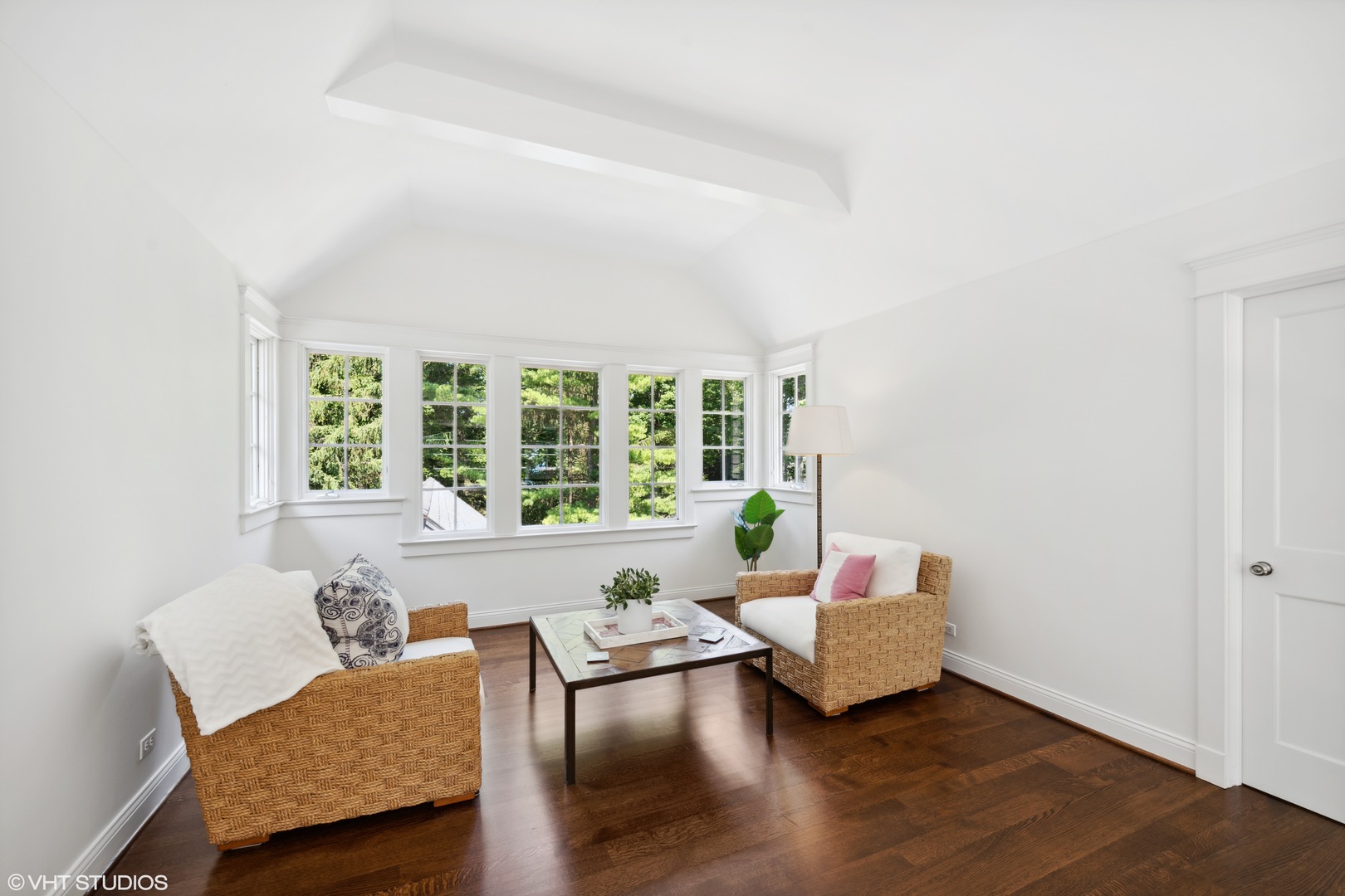 520 Forest Cove Road Lake Bluff, IL 60044 - Photo 29 of 48 a living room with furniture and a window