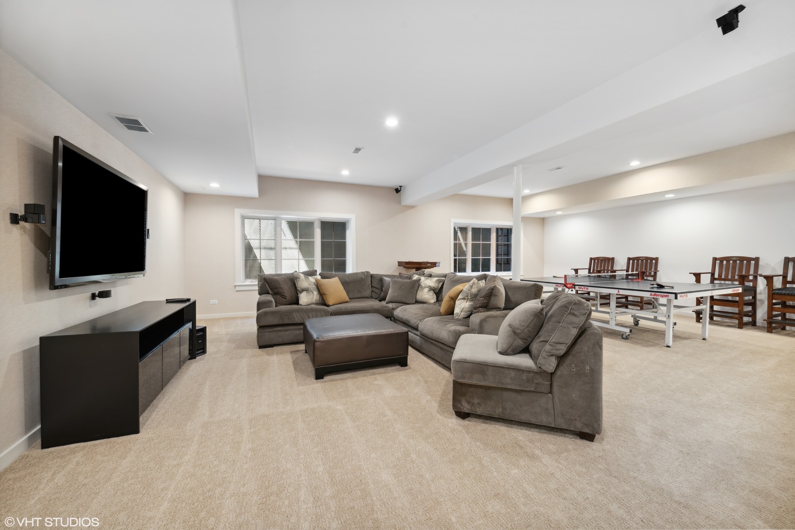 520 Forest Cove Road Lake Bluff, IL 60044 - Photo 30 of 48 a living room with furniture and a flat screen tv