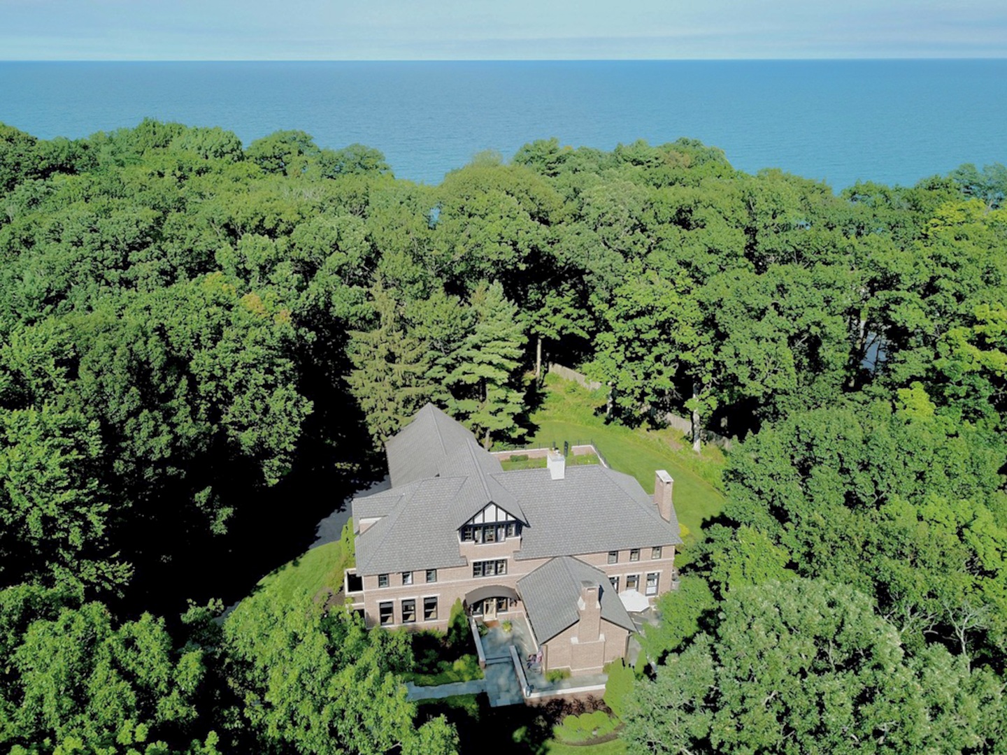 520 Forest Cove Road Lake Bluff, IL 60044 - Photo 39 of 48 an aerial view of a house with a yard