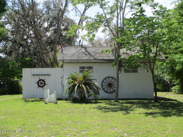 6444 Brooklyn Bay Road Keystone Heights, FL 32656 - Photo 13 of 32 a front view of a house with garden