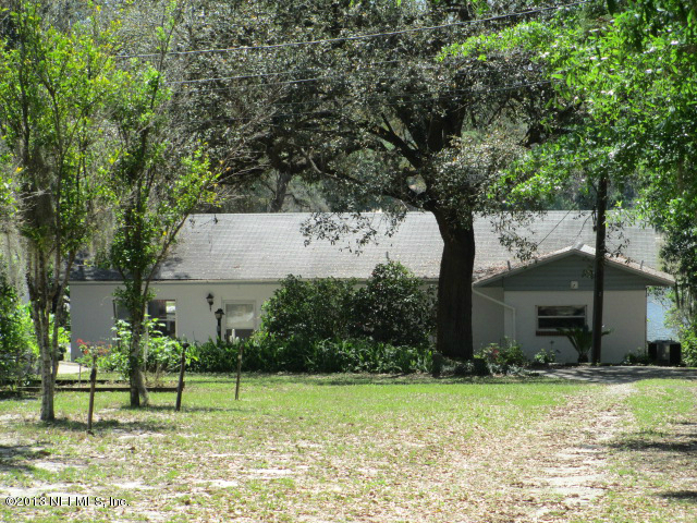 6444 Brooklyn Bay Road Keystone Heights, FL 32656 - Photo 15 of 32 a view of a house with a yard and a large tree