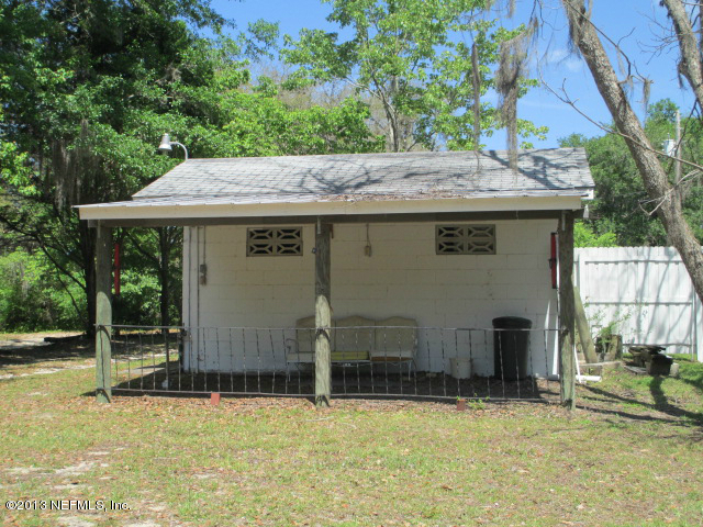 6444 Brooklyn Bay Road Keystone Heights, FL 32656 - Photo 17 of 32 a view of a house with a backyard and a tub