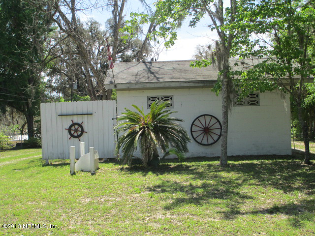 6444 Brooklyn Bay Road Keystone Heights, FL 32656 - Photo 32 of 32 a front view of a house with garden