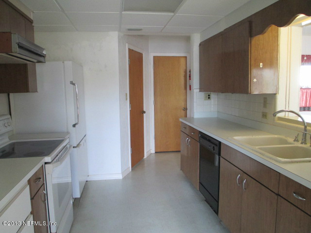 6444 Brooklyn Bay Road Keystone Heights, FL 32656 - Photo 7 of 32 a kitchen with a sink stove and refrigerator