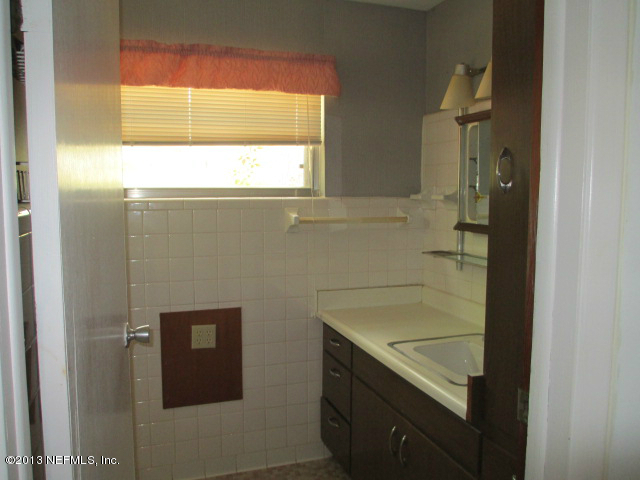 6444 Brooklyn Bay Road Keystone Heights, FL 32656 - Photo 10 of 32 a bathroom with a sink and a shower