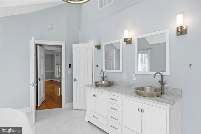 a view of entryway with kitchen