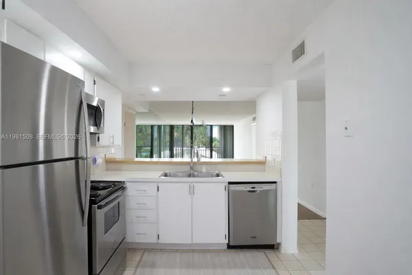 $2,200 | 2761 Village Boulevard, Unit 304, West Palm Beach, FL 33409