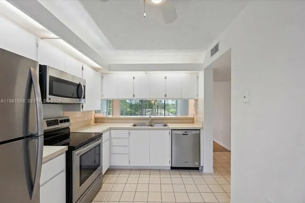 $2,400 | 2761 Village Boulevard, Unit 304, West Palm Beach, FL 33409