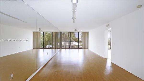 $2,200 | 2761 Village Boulevard, Unit 304, West Palm Beach, FL 33409