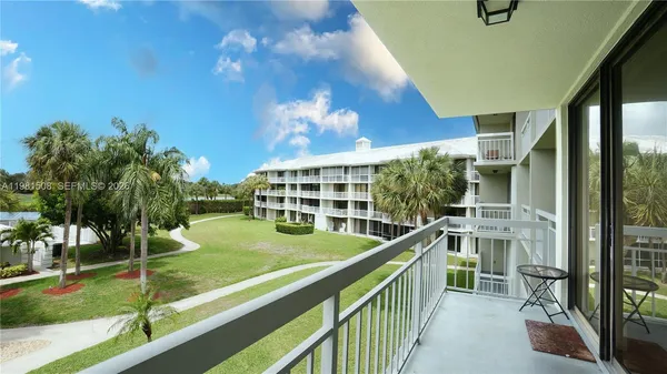$2,200 | 2761 Village Boulevard, Unit 304, West Palm Beach, FL 33409