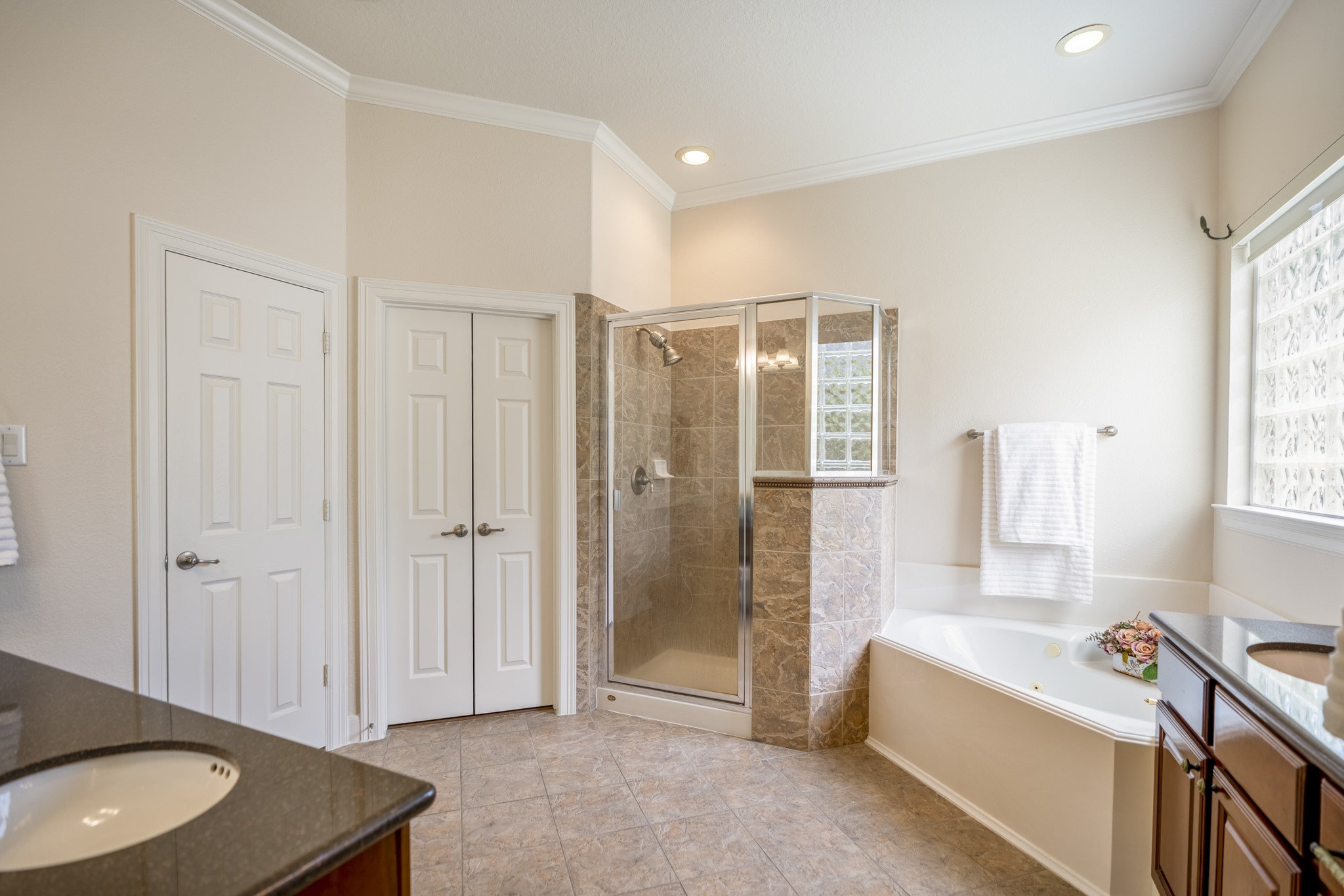 67 North Pentenwell Circle Spring, TX 77382 - Photo 18 of 50 a spacious bathroom with a tub shower and sink