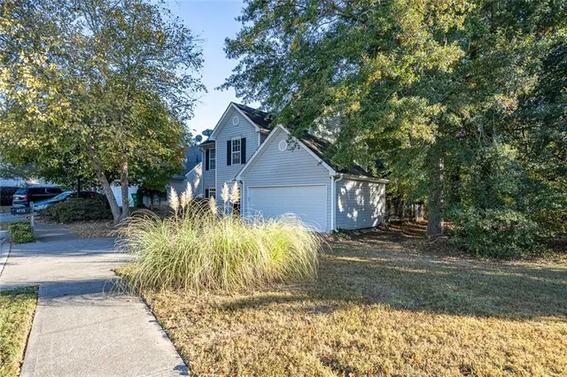 a view of a yard of the house