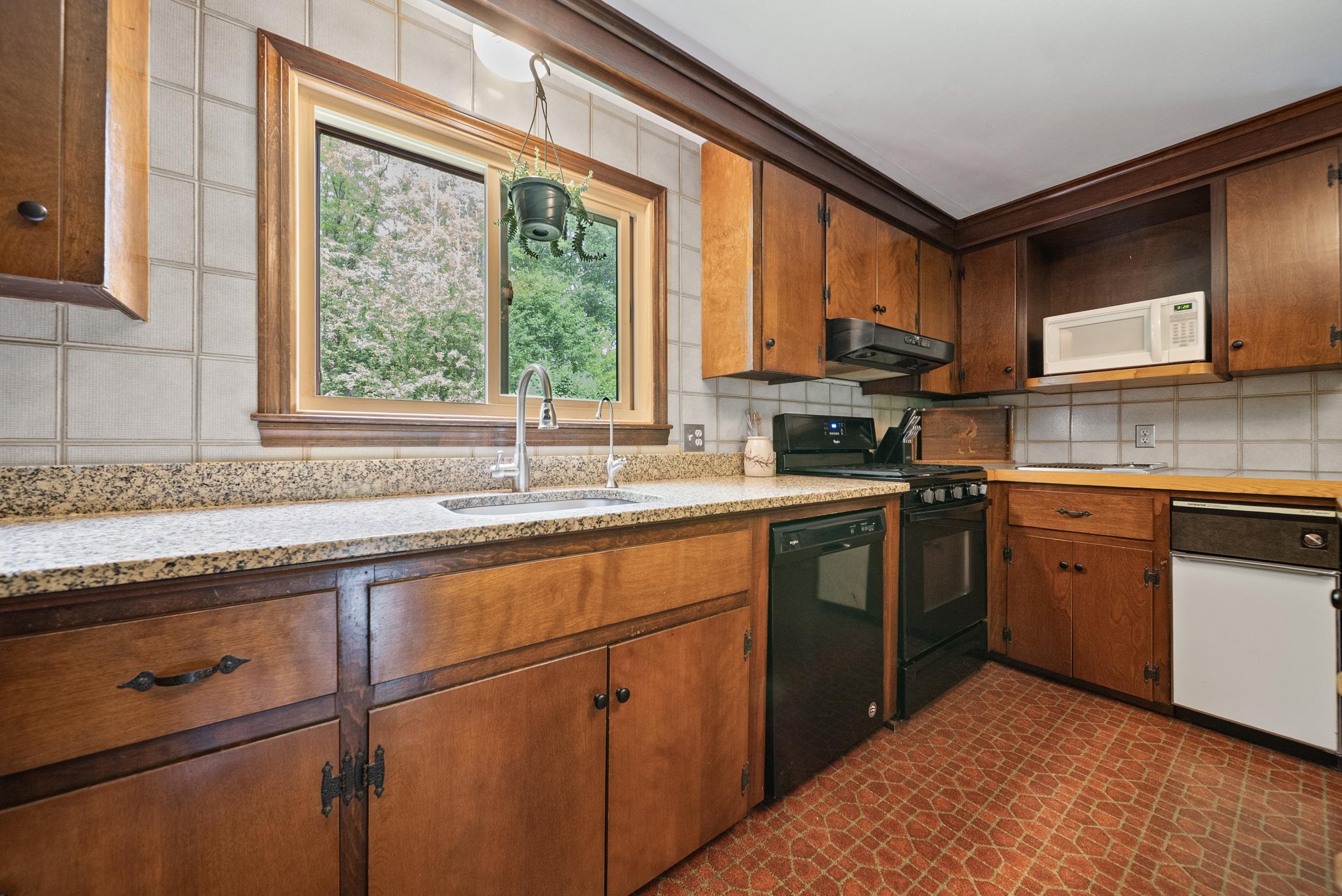 79 King Road Bedford, NH 03110 - Photo 9 of 54