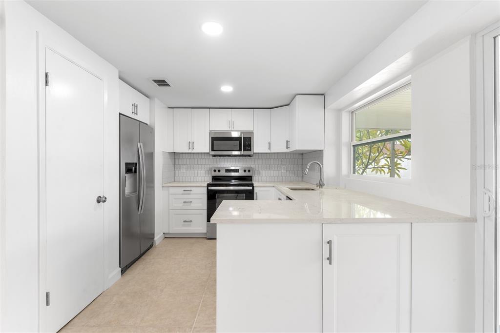 504 Red Mangrove Lane Apollo Beach, FL 33572 - Photo 5 of 41