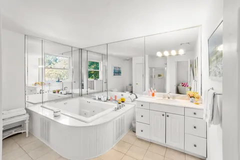 Undisclosed Address, Southampton, NY 11968