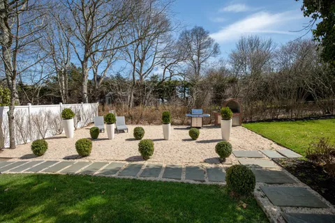 Undisclosed Address, Southampton, NY 11968