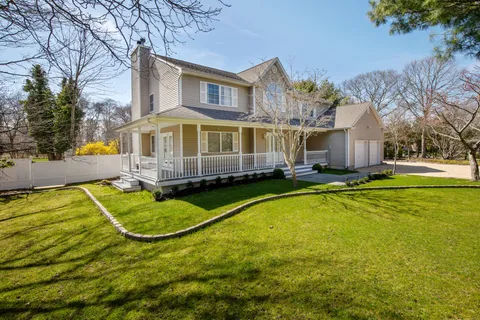 Undisclosed Address, Southampton, NY 11968