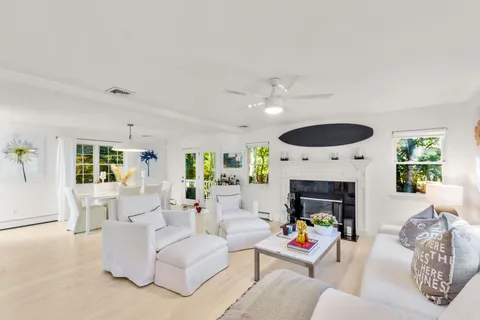 Undisclosed Address, Southampton, NY 11968