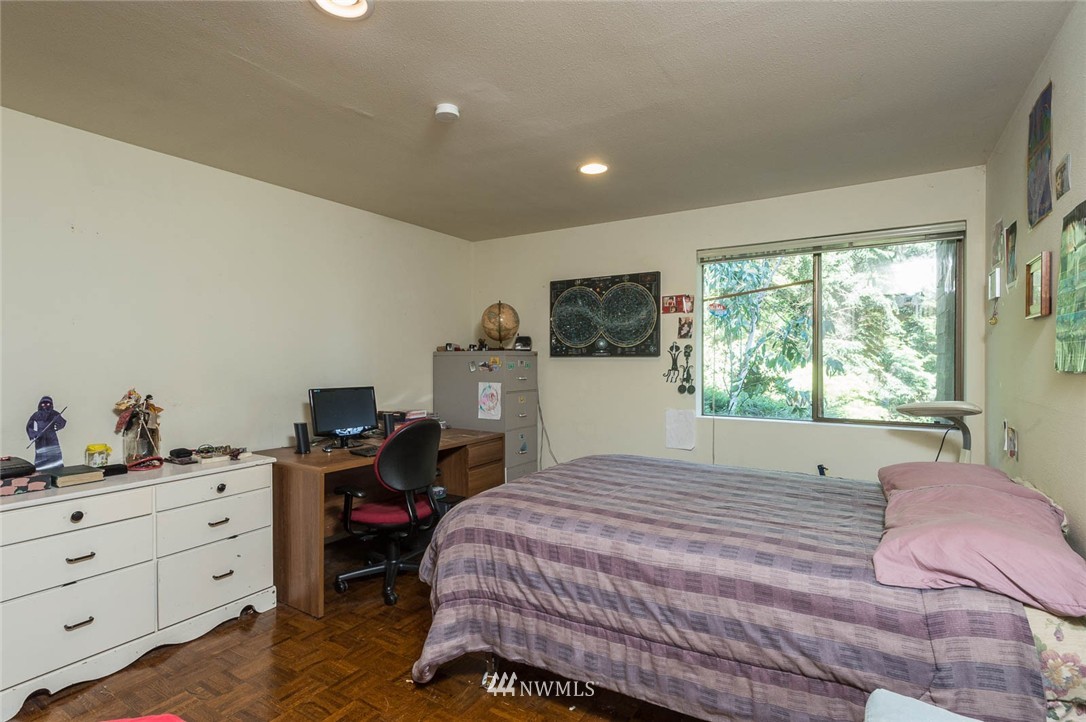 10525 Southwest Cowan Road Vashon, WA 98070 - Photo 17 of 25 Gallery Image 17