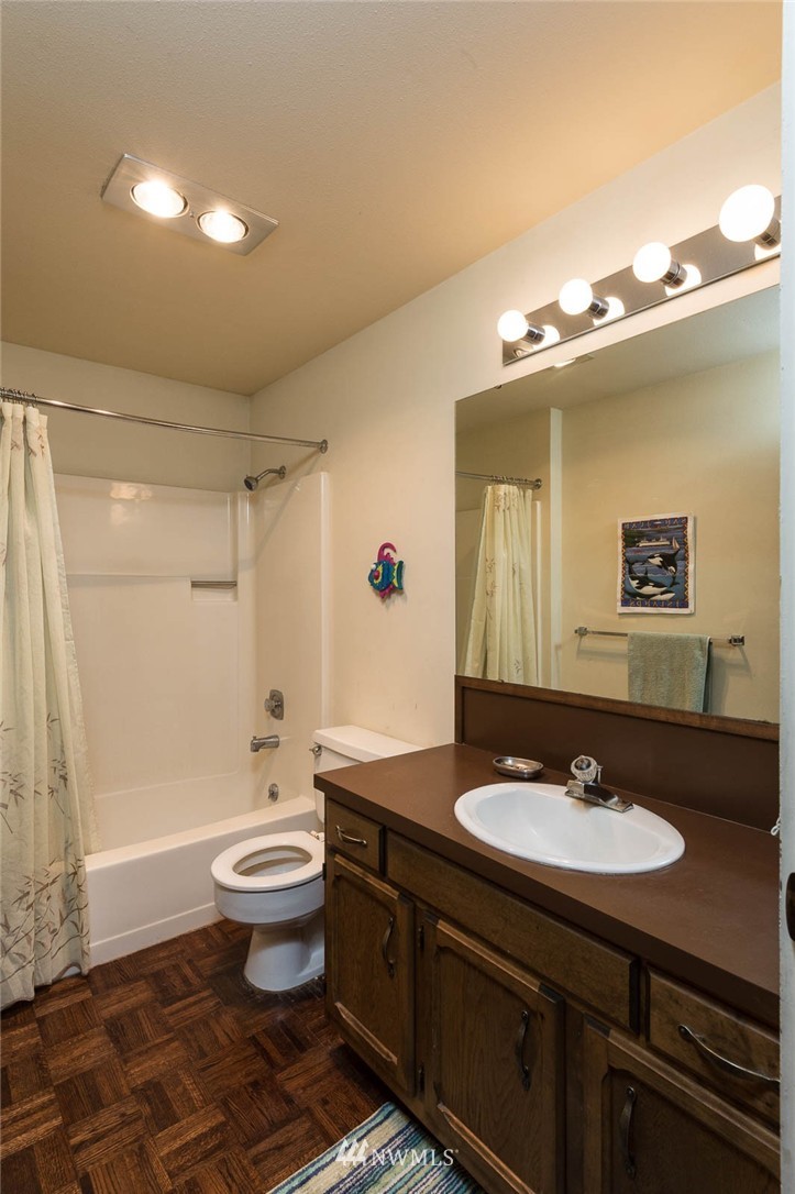 10525 Southwest Cowan Road Vashon, WA 98070 - Photo 18 of 25 Gallery Image 18