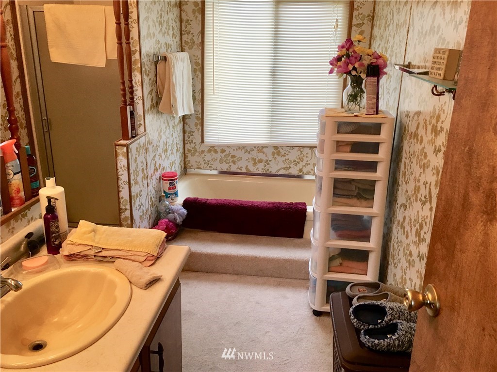 312 Meier Road Winlock, WA 98596 - Photo 11 of 18 a bedroom with a bed and a dresser