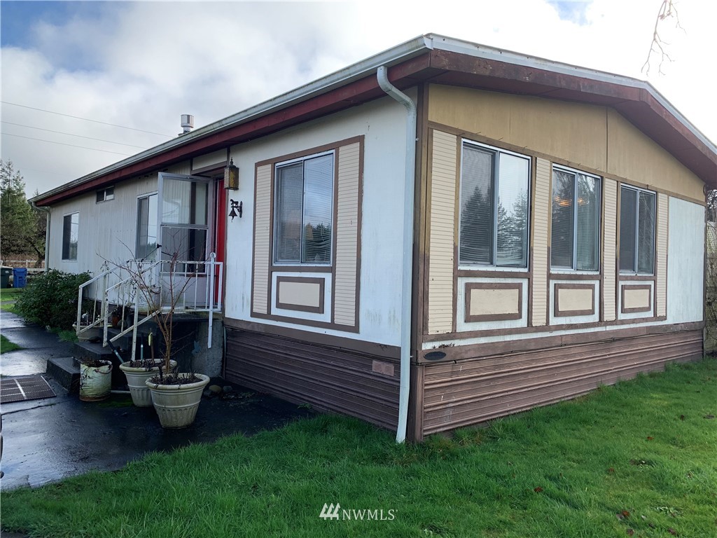 312 Meier Road Winlock, WA 98596 - Photo 3 of 18 a front view of a house with garden