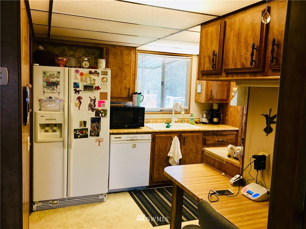312 Meier Road Winlock, WA 98596 - Photo 7 of 18 a room with furniture a window and a shower
