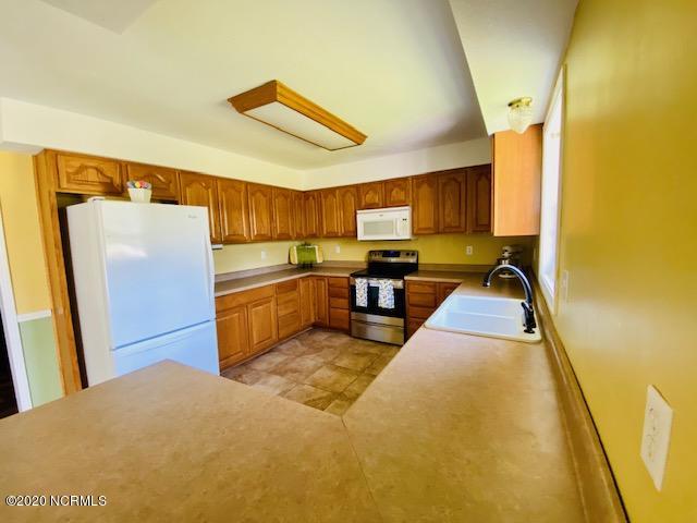 190 Cyrus Pollard Road Newport, NC 28570 - Photo 11 of 38 Kitchen