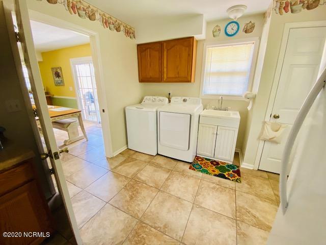 190 Cyrus Pollard Road Newport, NC 28570 - Photo 30 of 38 Laundry room