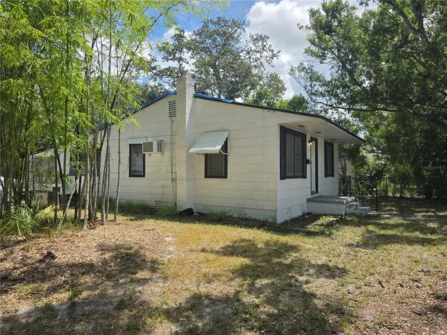 a view of a house with a yard